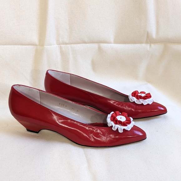 Evan Picone Vintage 1980s cherry red kitten heels, size 7N - Picture 2 of 5